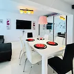 Chic Escape Forest Apartment *