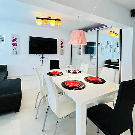 Chic Escape Forest Apartment *